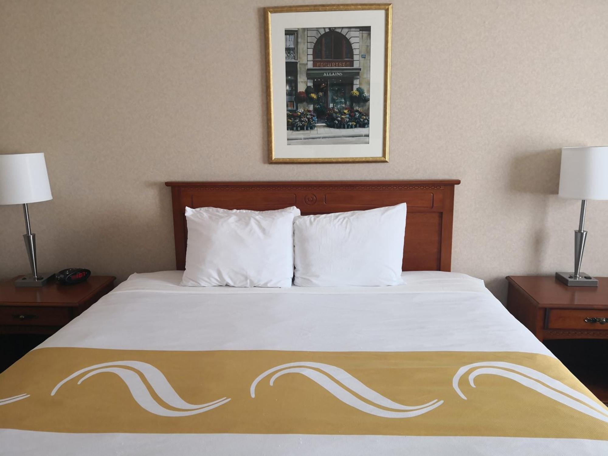 Quality Inn & Suites Hawkesbury Exteriör bild