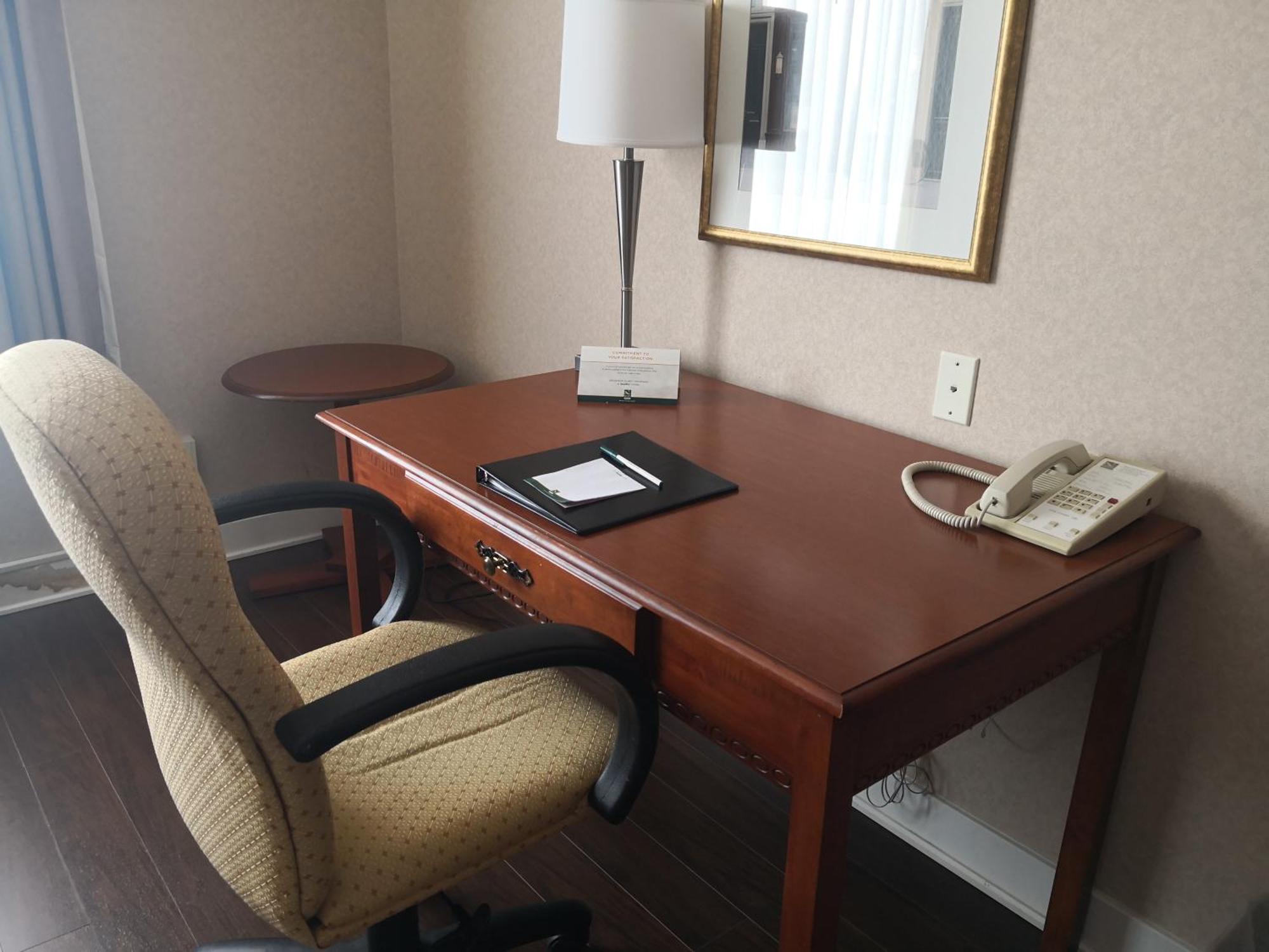 Quality Inn & Suites Hawkesbury Exteriör bild