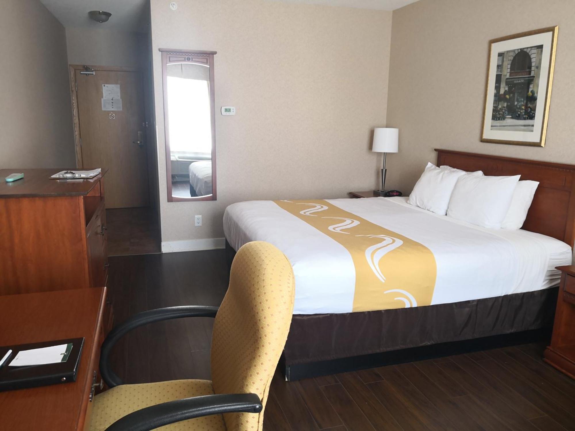 Quality Inn & Suites Hawkesbury Exteriör bild