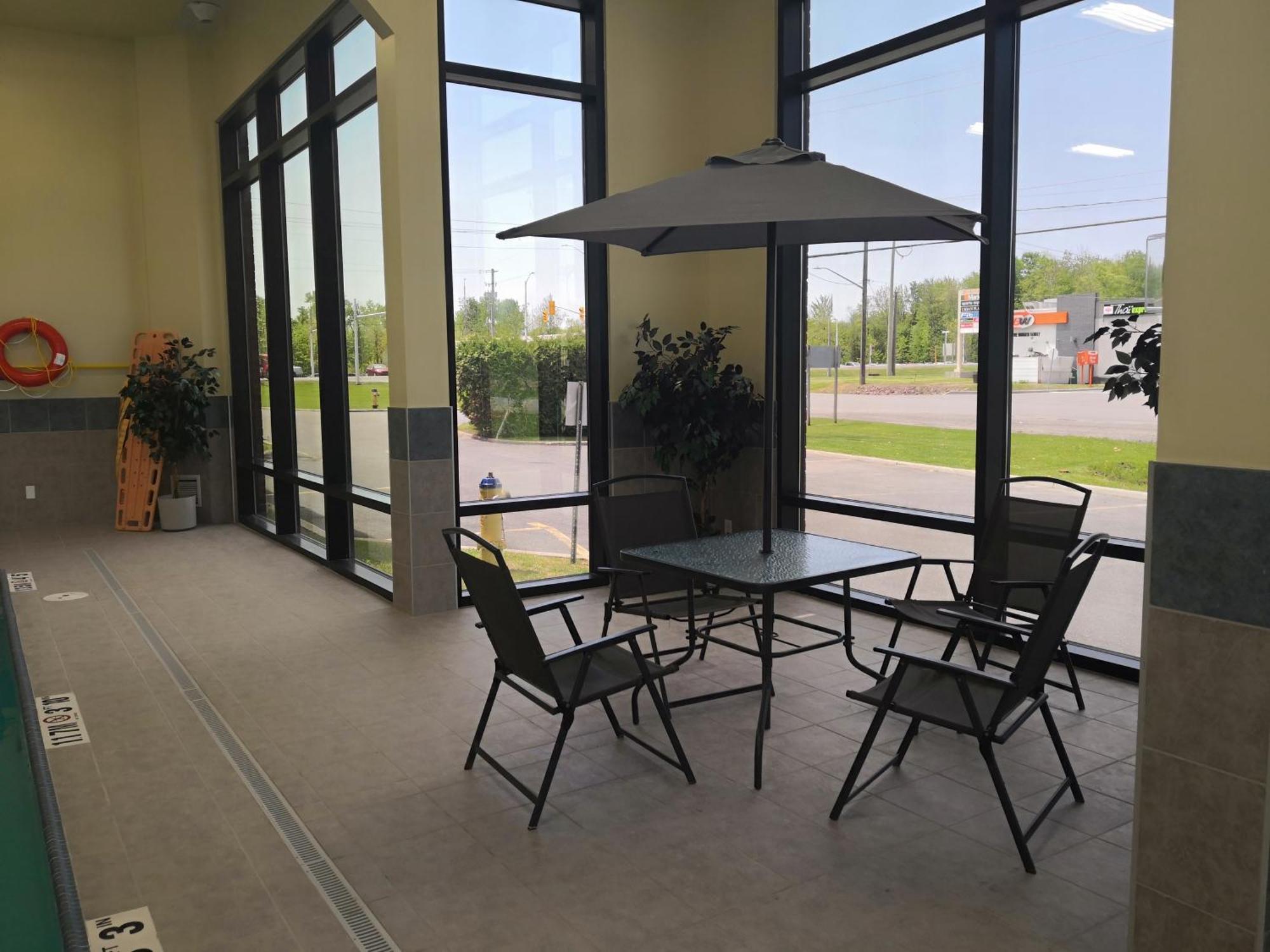 Quality Inn & Suites Hawkesbury Exteriör bild