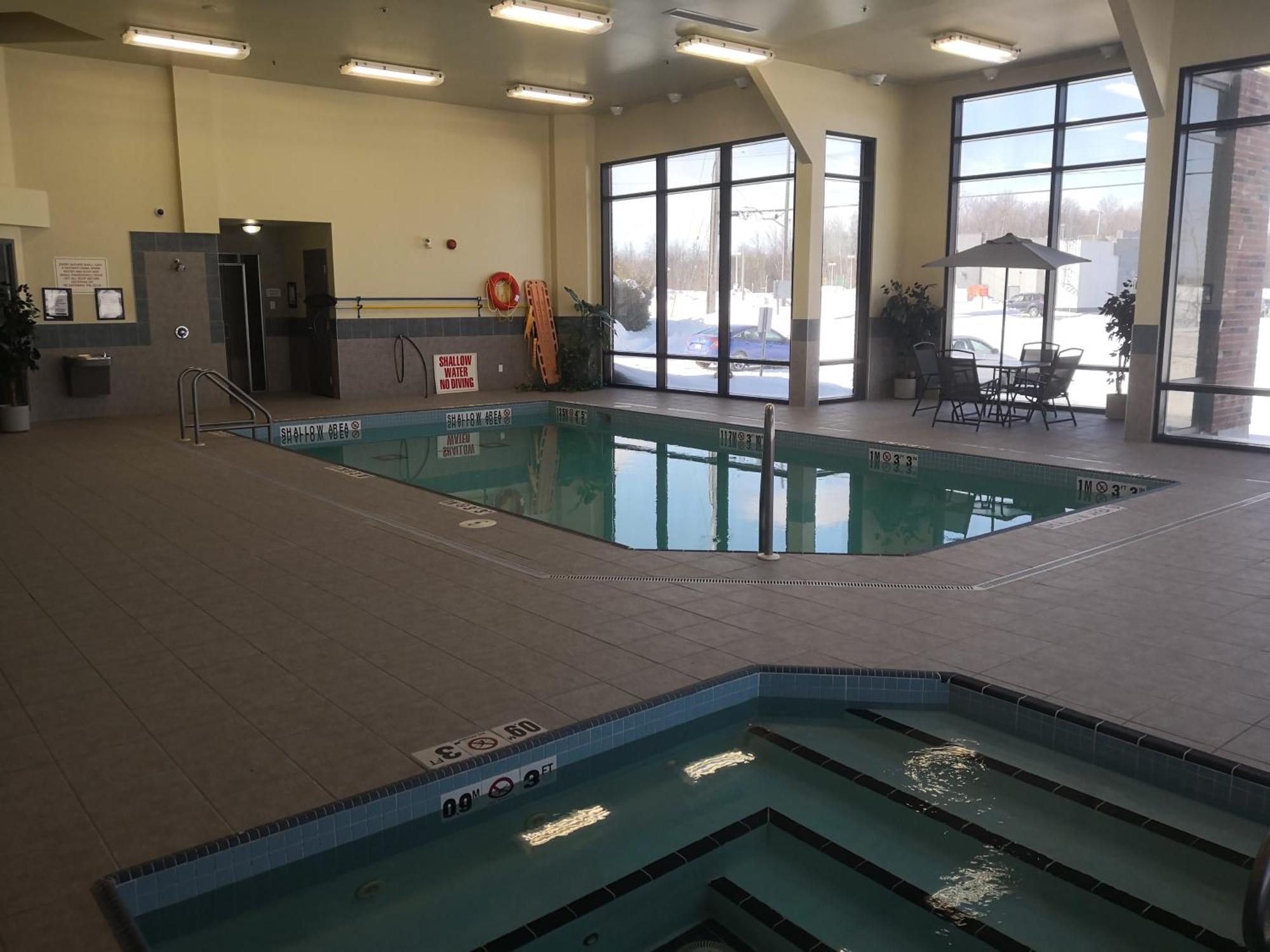 Quality Inn & Suites Hawkesbury Exteriör bild