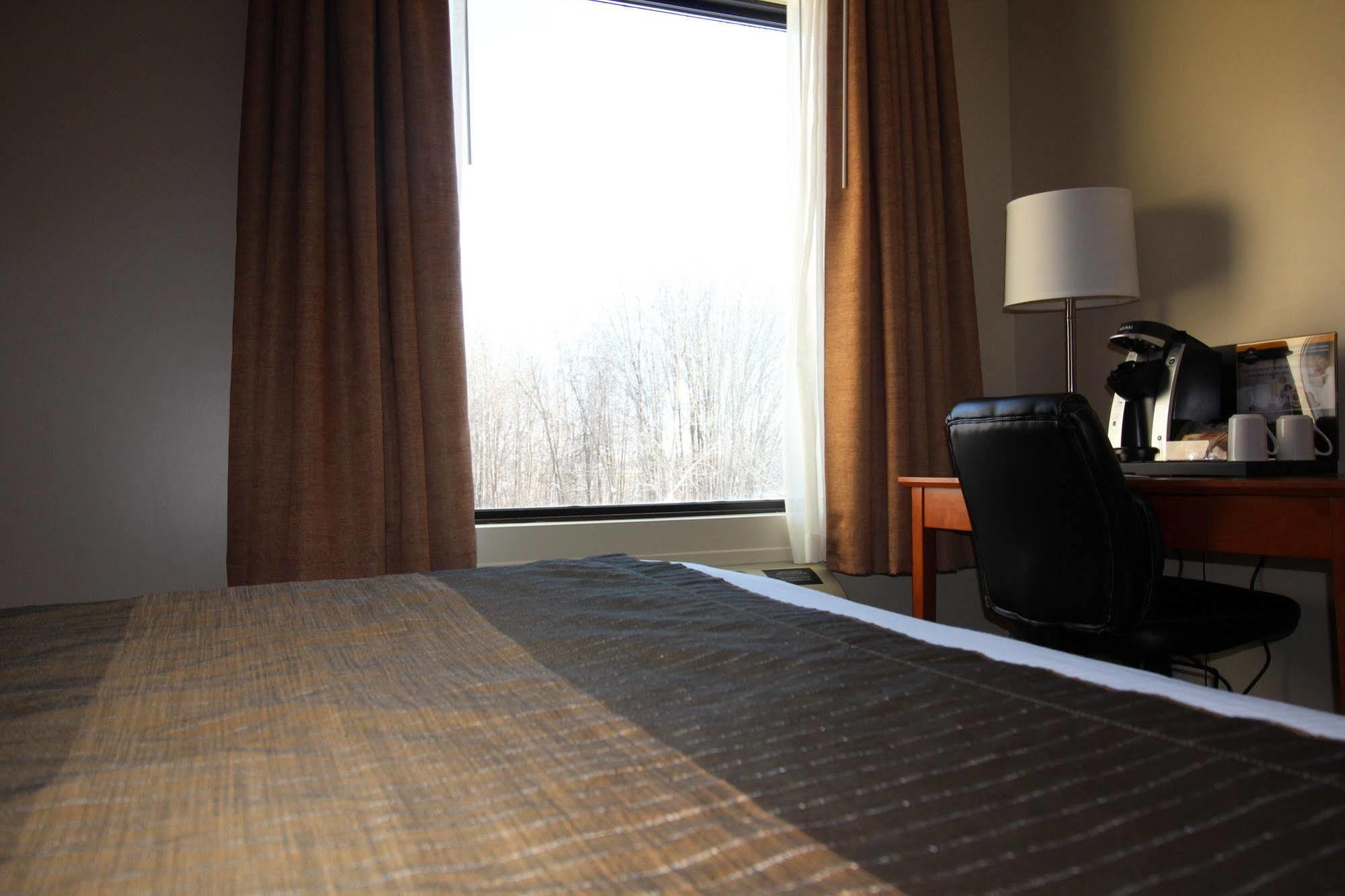 Quality Inn & Suites Hawkesbury Exteriör bild